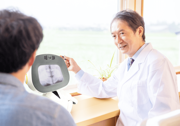 患者へ説明する医師