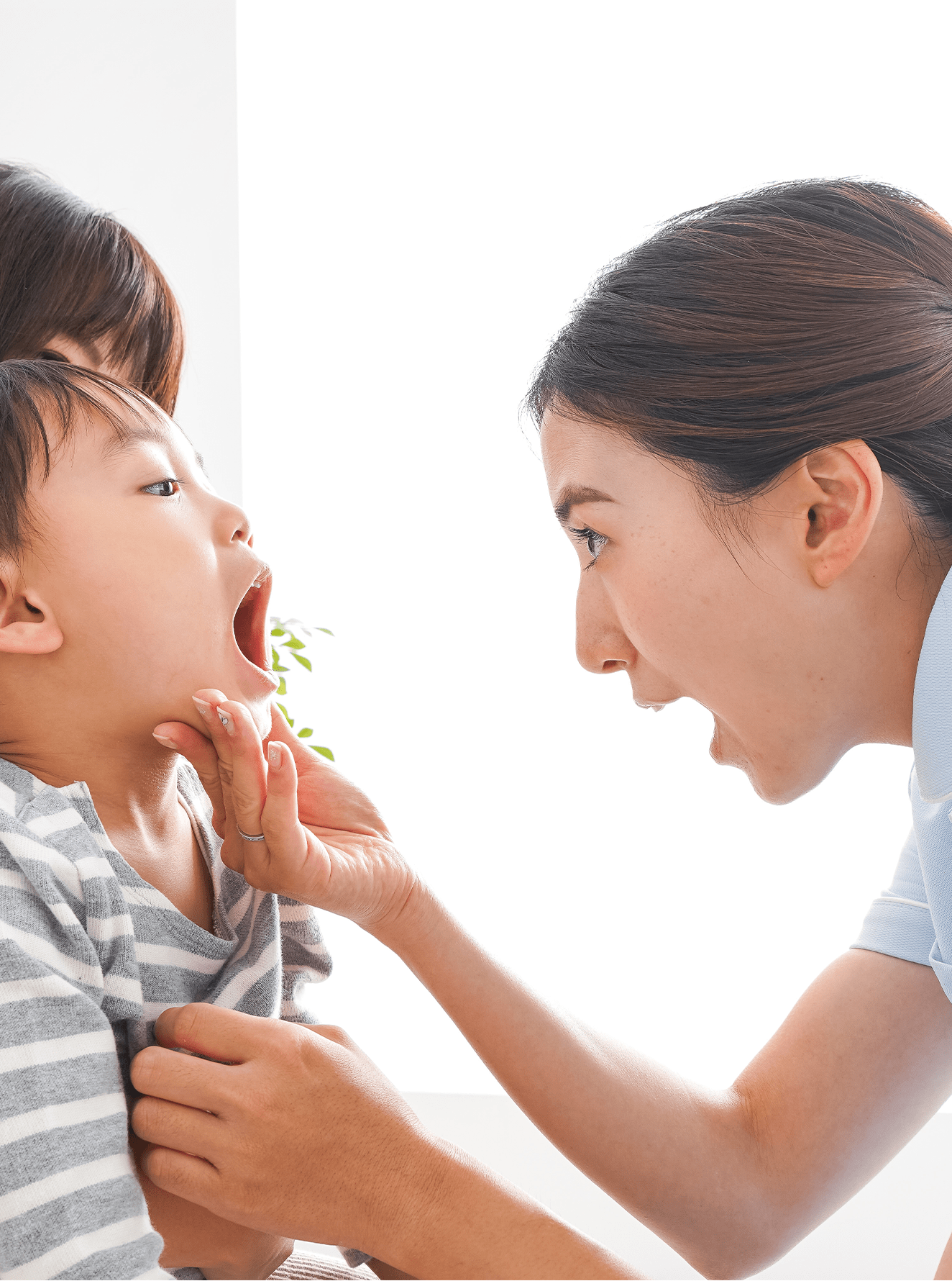 子供の歯の様子を診る看護師さん